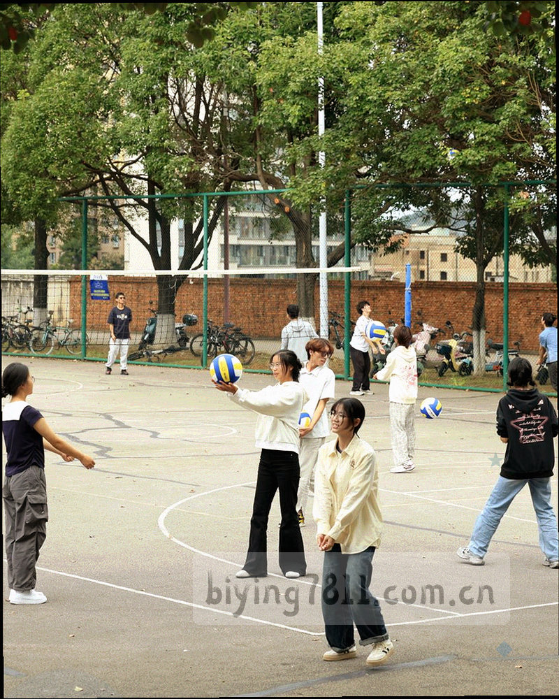 以卡片式战报为主体的排版线框图，右侧附数据表格